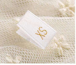 Высококачественные атласные белые тканые этикетки золотого цвета, XS-XXXL, 500 шт./лот, ярлыки для одежды в сложенном виде, не царапаются