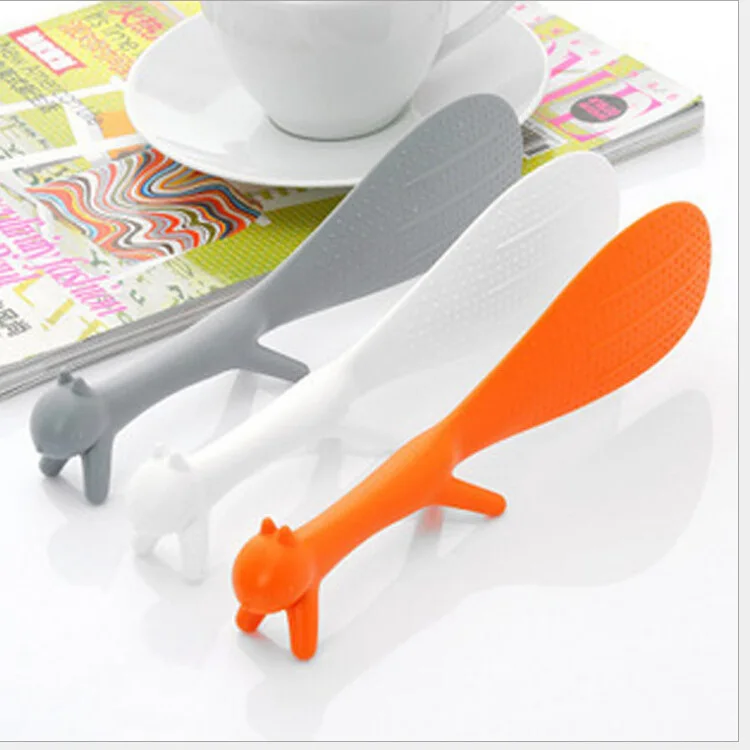 

1PCS Household super practical cute squirrel spoon without sticking food spoon can stand,color sent randomly