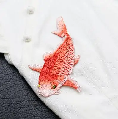 Вышивка красный карп без клея патч одежда дизайн DIY пользовательские декоративные аксессуары Ручное шитье Золотая нашивка в форме рыбы