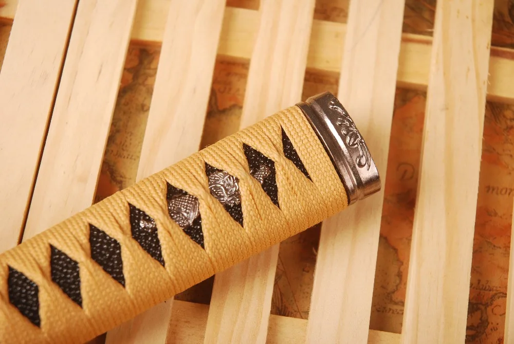 Новый стиль Меч Tsuka ручка желтый шелк Ito и Имитация Черной Rayskin сплав Fuchi Kashira для