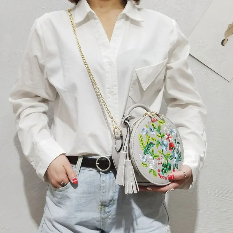 Женская круглая сумка с вышитыми цветами из искусственной кожи, сумка на плечо с кисточкой, сумка через плечо на цепочке, Новинка