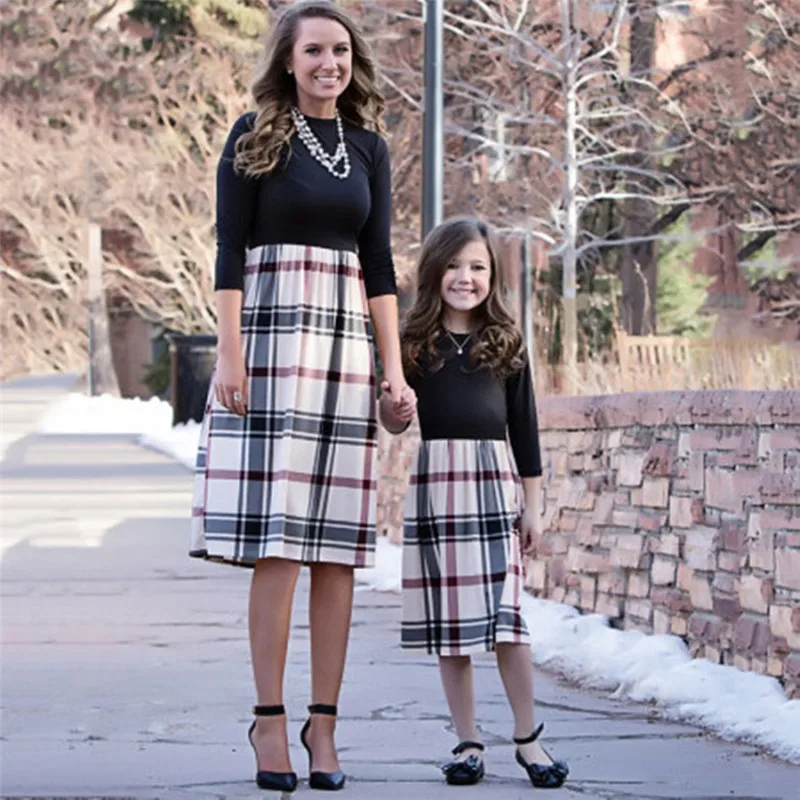 

Family Kits Matching Mother Daughter Clothes 2019 New Fashion Black Plaid Dresses for Moms and Daughters Moeder Dochter Kleding