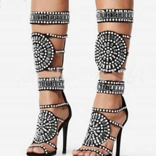 Леди черный, белый цвет Сапоги до колена со стразами сандалии с бисером; туфли на шпильках c полосками и вырезами сетчатые ботинки Bling жемчужные длинные сандалии