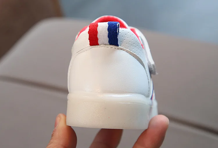 New Children Luminous Shoes Boys Girls Stripe Sport Running Shoes Baby Lights Fashion Sneakers Toddler Kids LED Sneakers