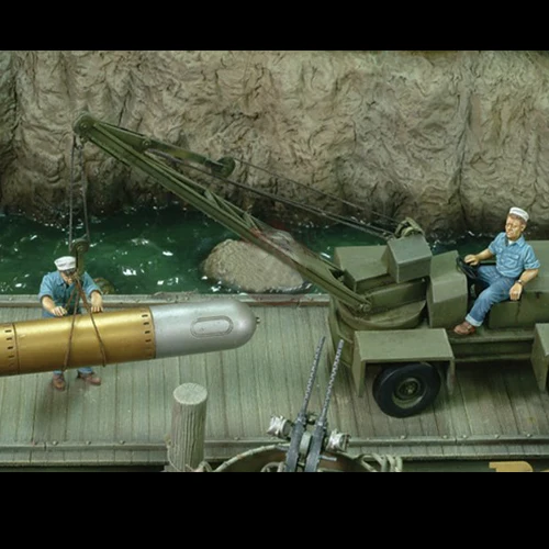 

1/35 Scale Unpainted Resin Figure US sailors loading ( just 2 figures ) collection figure