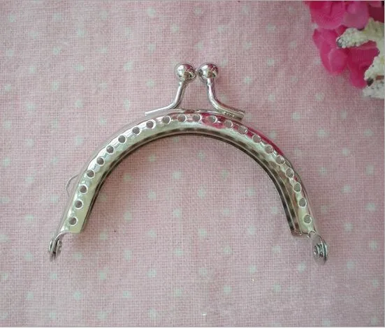 Prix pour 20 PCS 6.5 cm Porte-Monnaie Cadres, Demi Ronde Argenture Bourse En Métal Cadre Baiser Fermoir DIY Sac D'embrayage Accessoires couture Sac À Main Poignée Prix pour 20 PCS 6.5 cm Porte-Monnaie Cadres, Demi Ronde Argenture Bourse En Métal Cadre Baiser Fermoir DIY Sac D'embrayage Accessoires couture Sac À Main Poignée