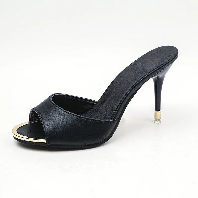 Шлепанцы на тонком каблуке; женская обувь; пикантная черная обувь на толстой подошве с открытым носком; красивые шлепанцы с металлическими украшениями; коллекция года; летняя модная обувь