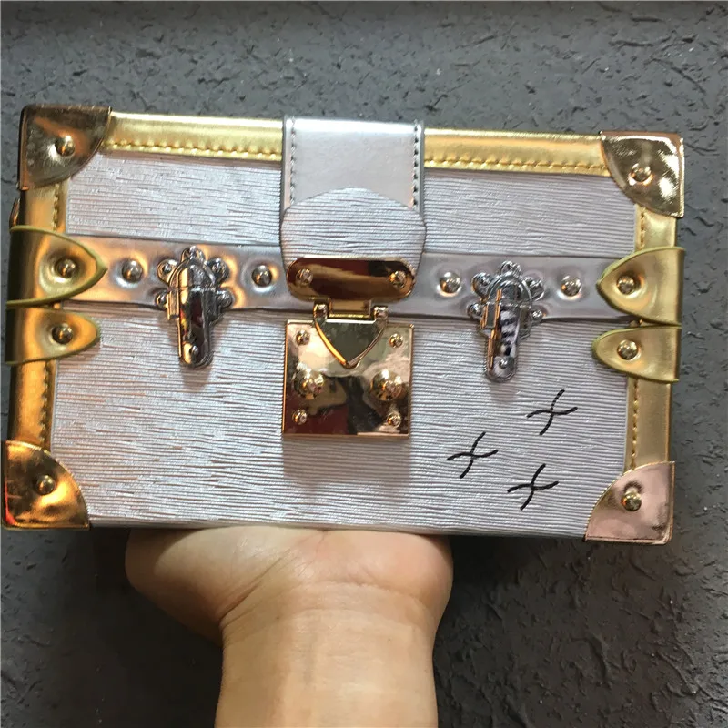 

Fashion women's new clutch bag box gold and silver with a bag chain small square bag banquet bag