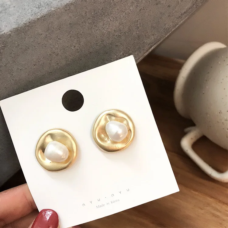 

Korea 2019 New Fashion Design Gold Metal Curved Circle Spiral Geometric Round Pearl Big Round Earrings for Women Girl Gifts