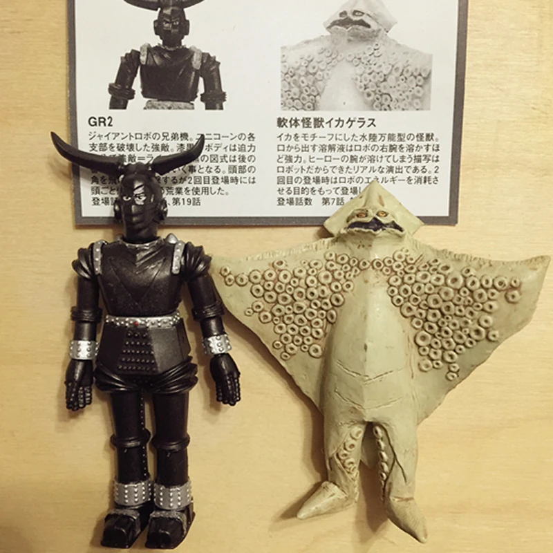 

2PCs/set JAPAN anime action figure child toys collection Black and white armored robot squid monster