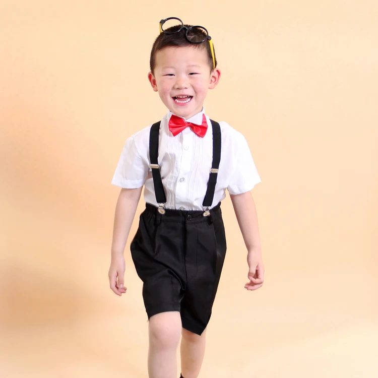 Niño del servicio coral del traje pantalones cortos del