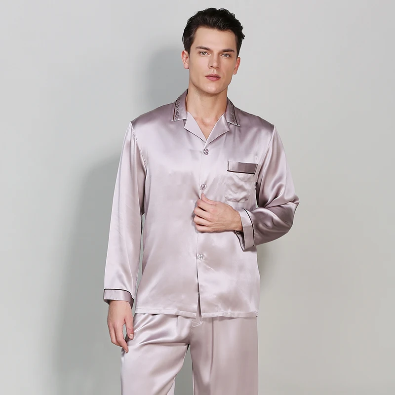 мужская пижама шелк. мужчина в шелковой пижаме. мужской домашний костюм шелк. мужская шелковая пижама. мужская пижама шелковая.