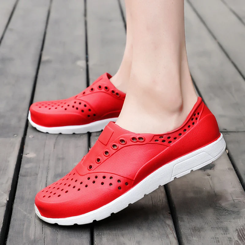 2019 Summer Men's Fashion Hole Sandals Men's Lightweight Soft Bottom Hollow Beach Shoes Set Foot Sandals Beach Sandals Crocse