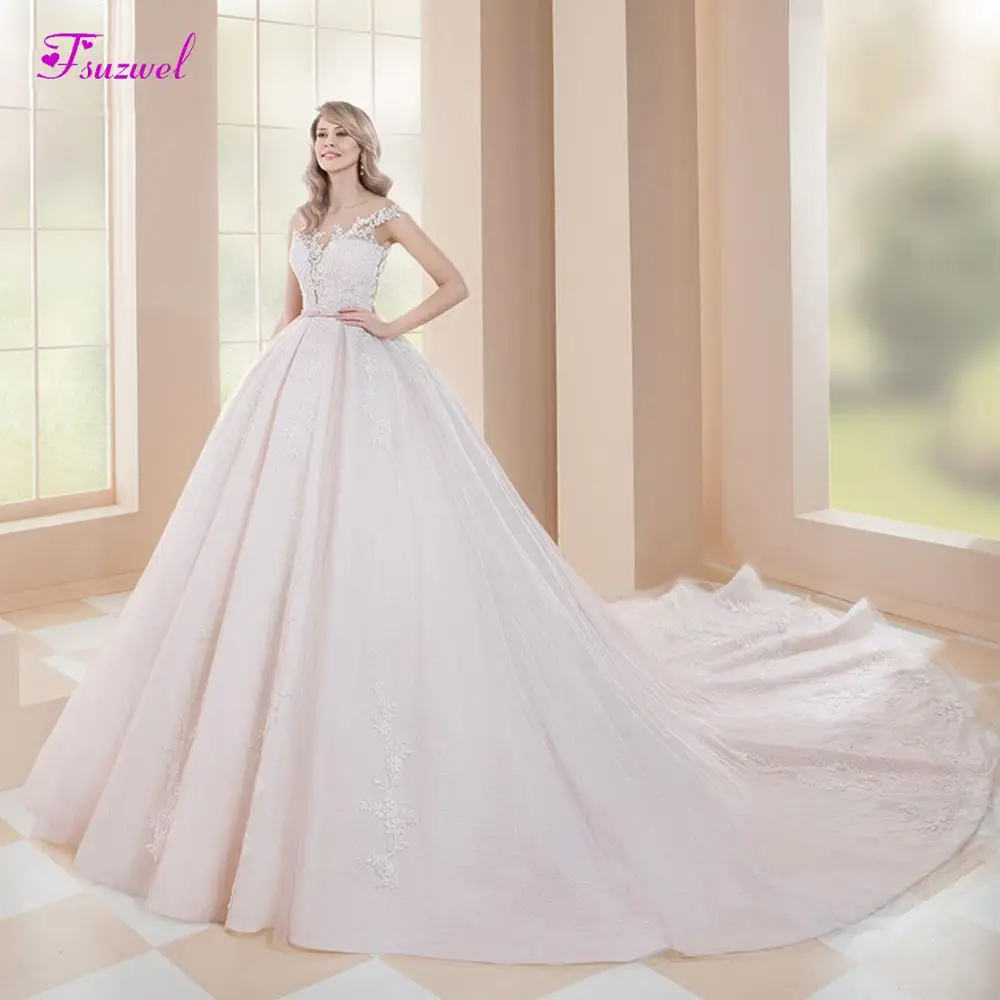 

Fsuzwel Vestido de Noiva Appliques Chapel Train Lace A-Line Wedding Dress 2020 Fashion Scoop Neck Cap Sleeves Vintage Bride Gown