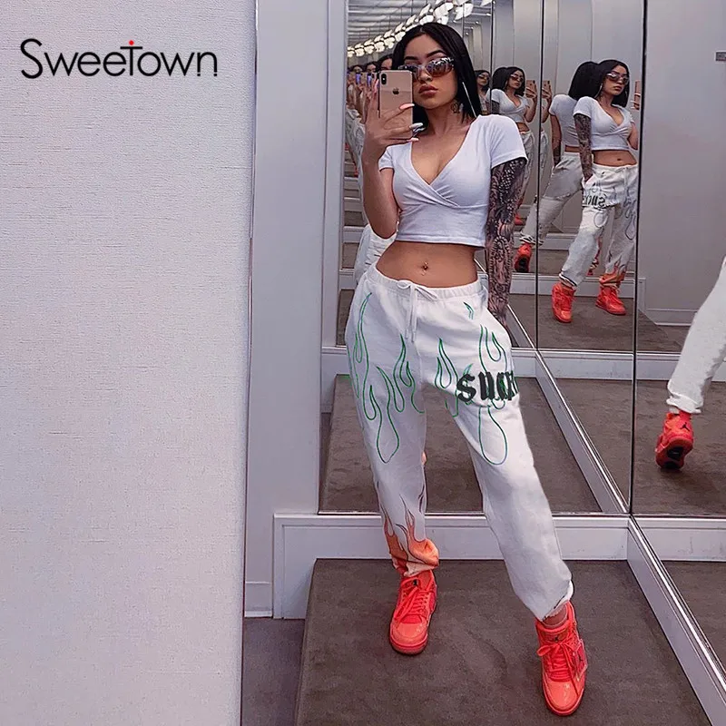 Cena Sweetown biały płonący ogień drukowane Streetwear spodnie damskie koreański styl elastyczny, wysoki stan spodnie dresowe workowate spodnie letnia jesień