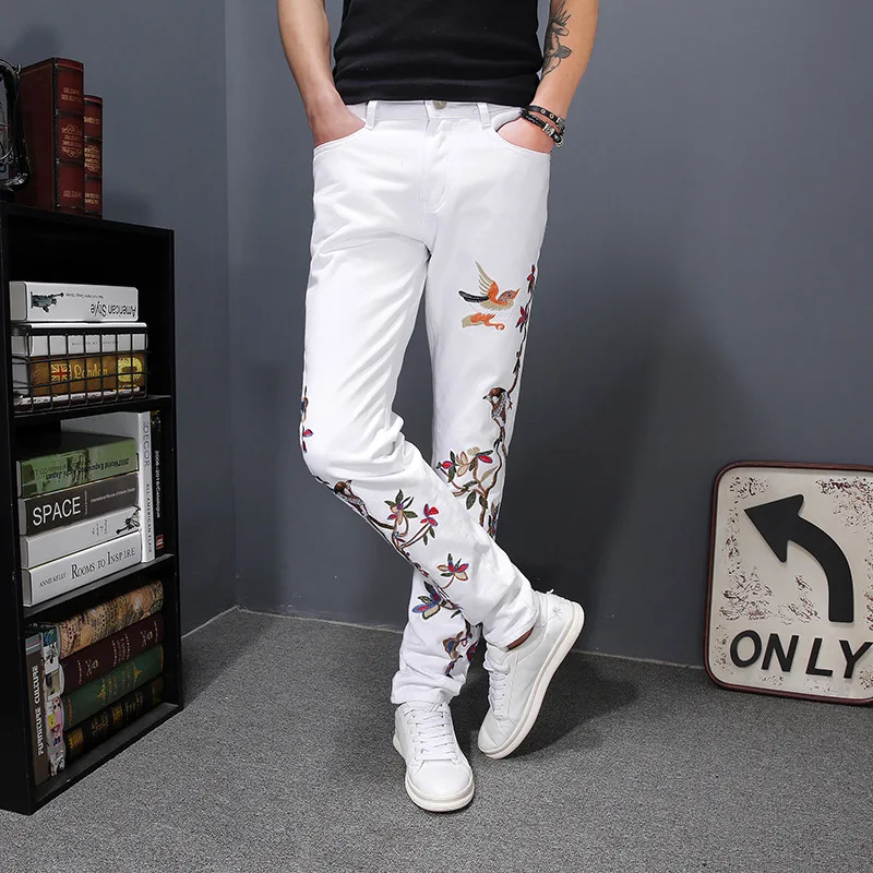 Джинсы с вышивкой для мужчин 2019 Весна Белый Цветочная вышивка с птицами мотобрюки корейский Стиль Личность Slim Fit Карандаш джинсы для женщин