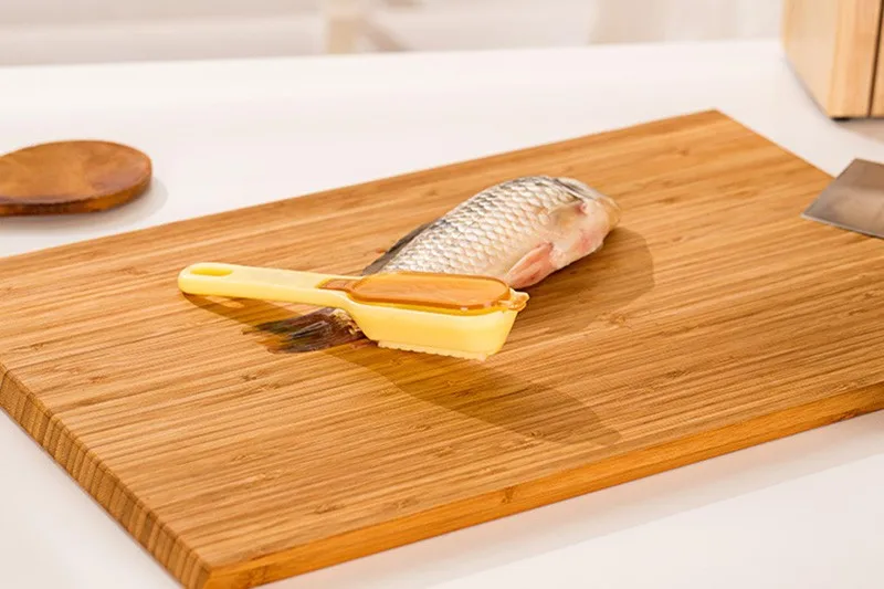 1PC-Plastic-Cleaning-Scraping-Fish-Scales-Knife-Tool-Scraping-Remove-Tool-Transparent-Store-Box-Kitchen-Gadget-KC1552 (2)
