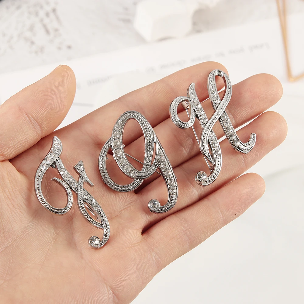 

2019 Fashion Creative Arrival Unisex Crystal English 26 Letters Design Brooches Pins Rhinestone Alphabetical Letter Brooch Gifts