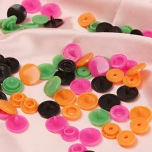 Цена 50 комплектов KAM T5 Детские Смола кнопочные Пуговицы пластиковые кнопки аксессуары Пресс серьги-гвоздики крепеж 15 видов цветов