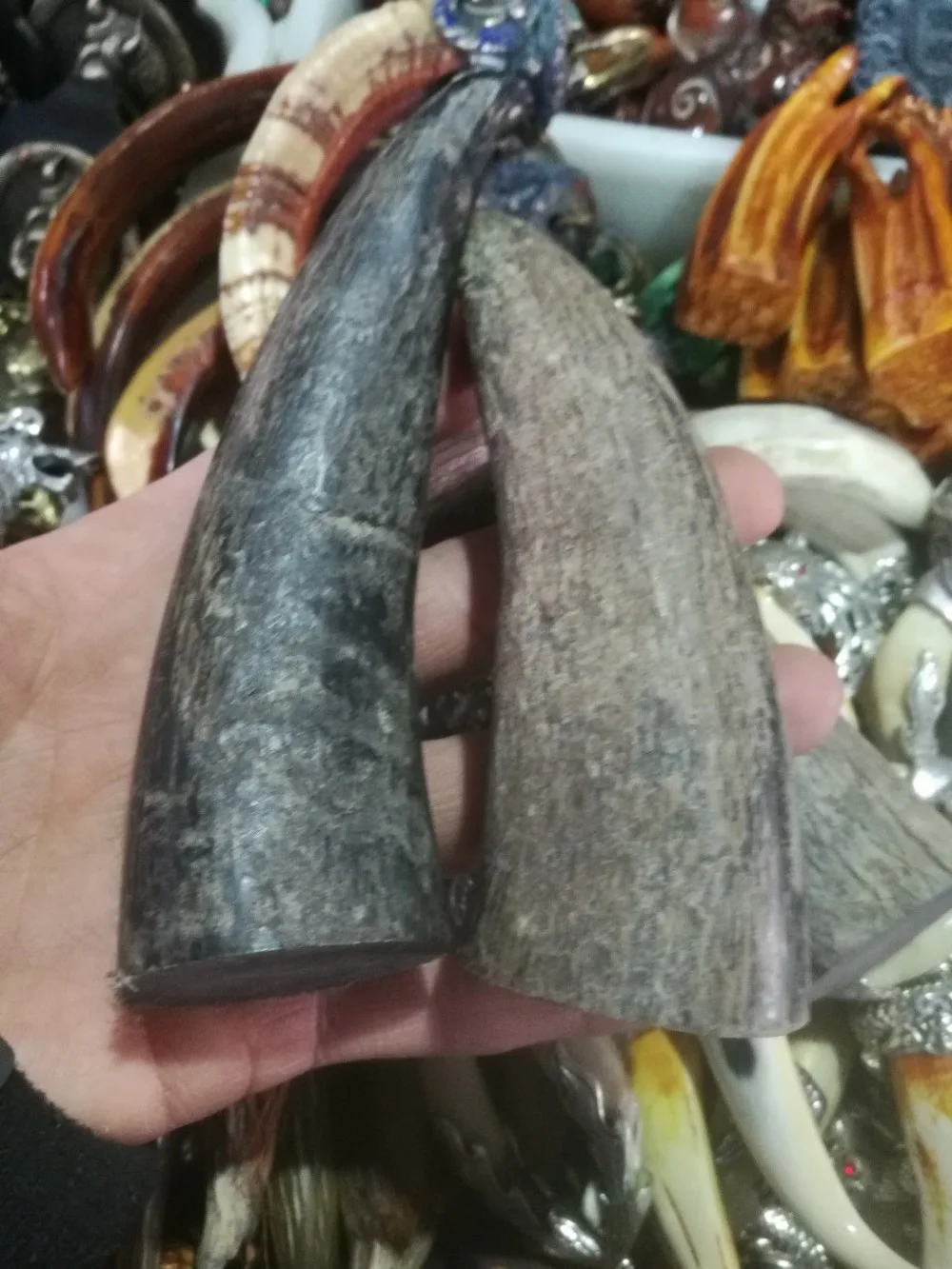 

The three generation of natural wild raw Yak horn horn of Montenegro a pair
