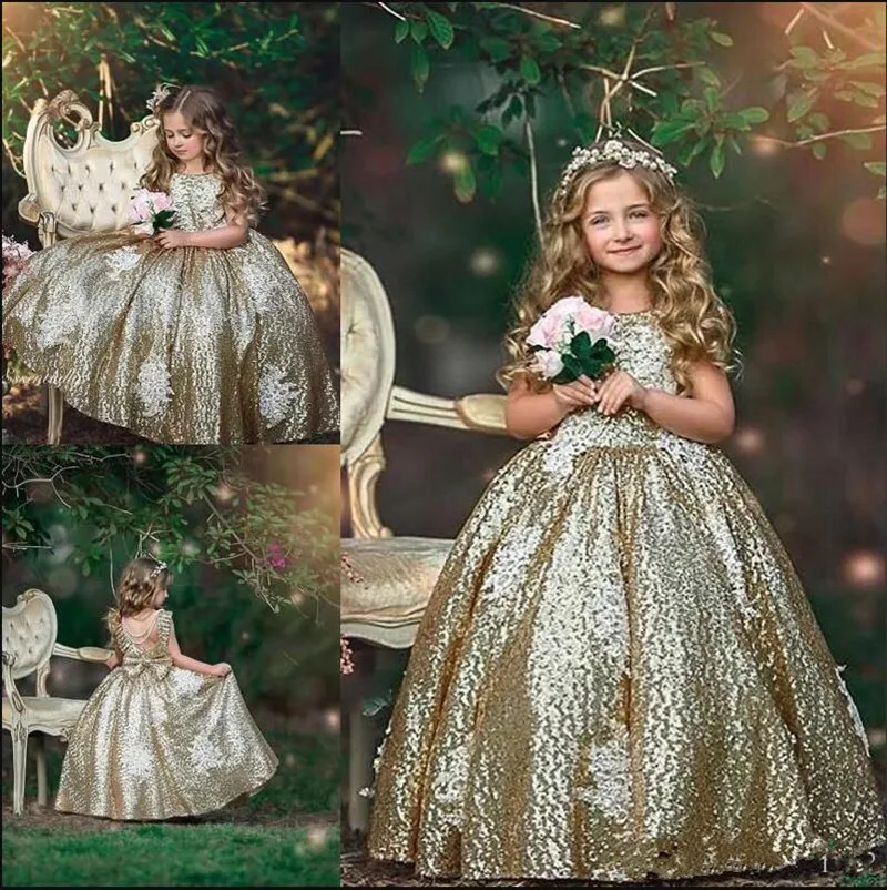 Prachtige Prinses Jurk Gemaakt Van Hoge Kwaliteit Sparkly Sequin Aangepaste Bloem Meisje Jurk met Bow Plooi Ruglooze Pageant Jurken Prachtige Prinses Jurk Gemaakt Van Hoge Kwaliteit Sparkly Sequin Aangepaste Bloem Meisje Jurk met Bow Plooi Ruglooze Pageant Jurken