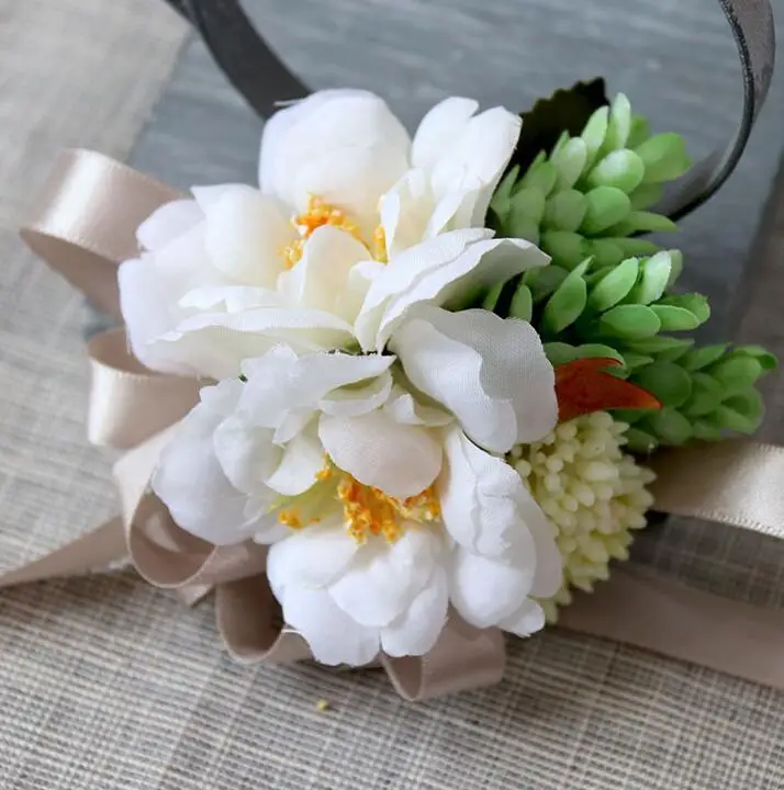 white hand flower 10pcs! wholeslae Artificial Camellia wedding groomsmen boutonnieres groom corsages bridal wrist flower Bridesmaid hand flowers - Цвет: white hand flower