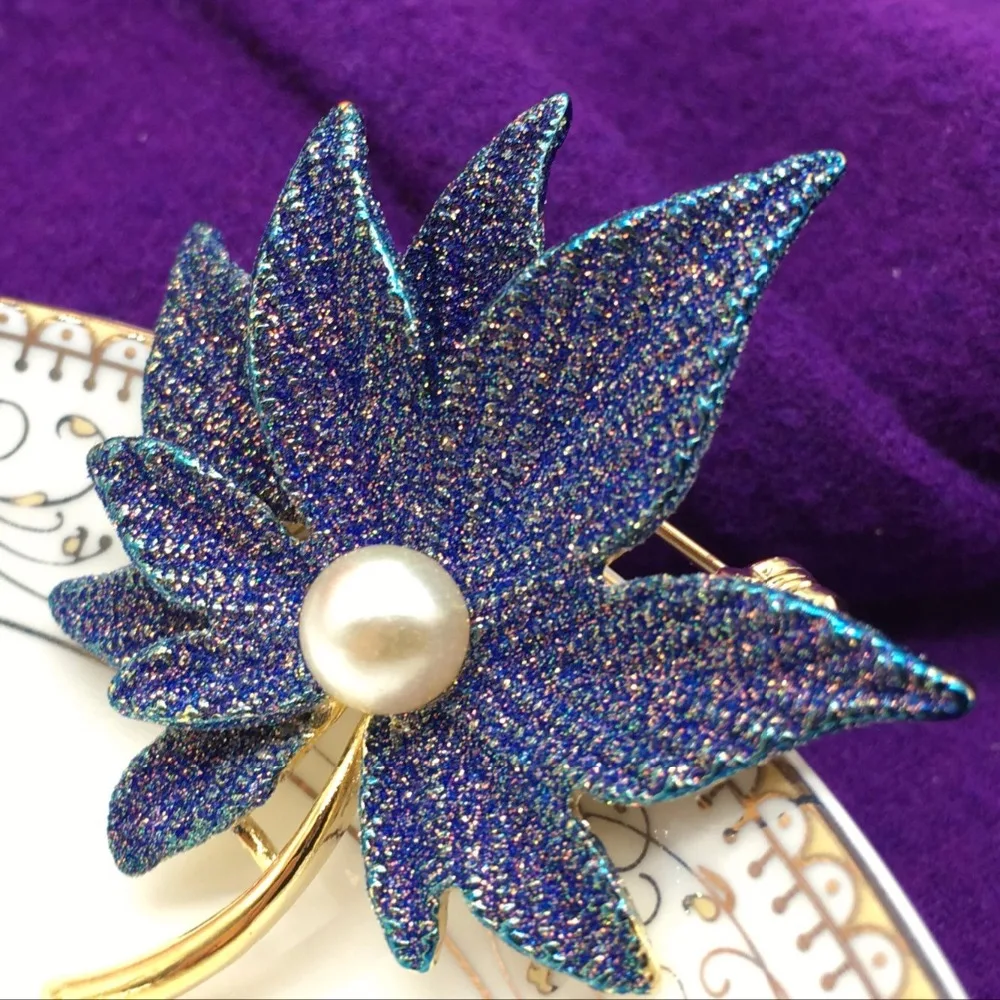 

ALPHONSE High quality blue color enamel and imitation leather shell Ms. Pearl brooch Maple Leaf Brooch