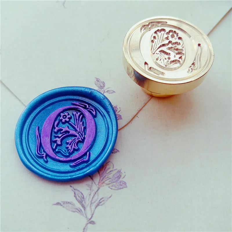 WHITE Wooden Sealing Wax Stamp 24 Alphabet Letter Seal Stamp Plant Flower Vine Retro Seal Post For Wedding Party Decoration - Цвет: O