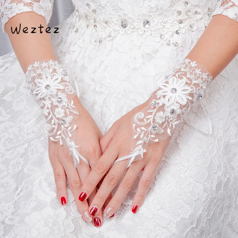 

Beautiful Wedding Gloves Bride Wedding Gloves Short Plus Diamond Lace Hand Back Wedding Accessories ST018