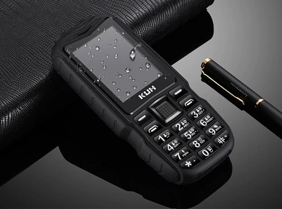 KUH T3 прочный ударопрочный дешевый мобильный телефон 2,4 дюймов внешний аккумулятор телефон две sim-карты камера MP3 двойной фонарик большой голос - Цвет: Черный