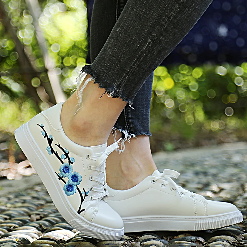 

1pair Women Shoes Autumn Embroidery Flower Floral Flats Shoes Female Casual Sneakers Leather Lace-Up White Shoes Students
