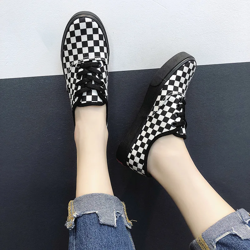 

2018 new canvas shoes female Korean version of the fashion simple black and white plaid flat shoes trend casual shoes women.
