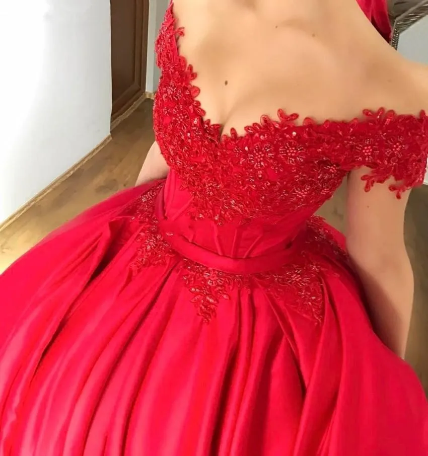 Кружева арабский Красный Бальные платья атласные платья на выпускной с аппликацией 15 лет Дебютант с открытыми плечами Vestidos De 15 Anos