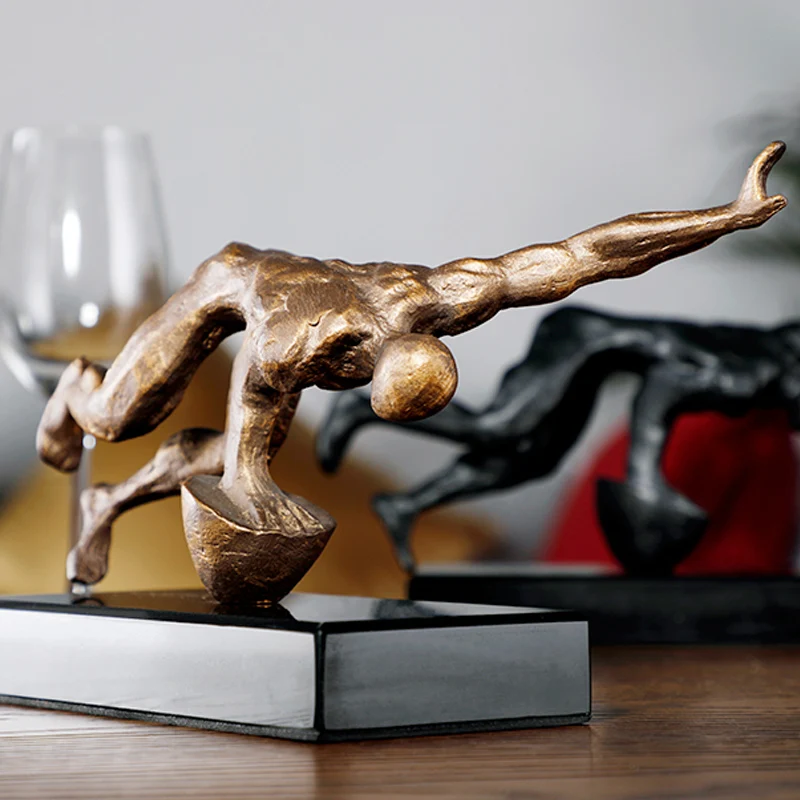 

Creative Retro Metal Throwing The Ball Figures Sculpture Figures Home Decorations Black Marble Base Desktop Statue Living Room