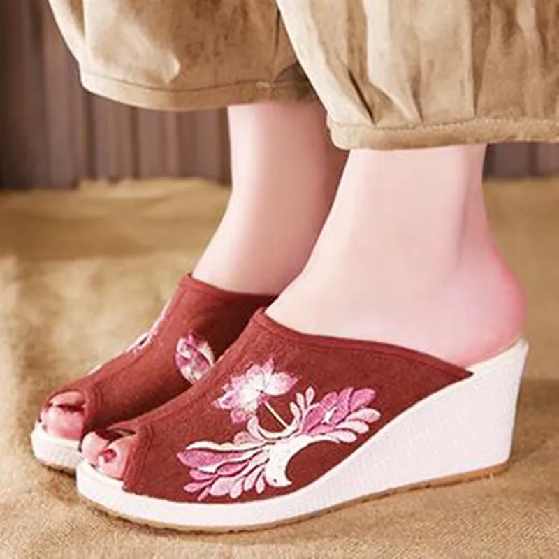 Женские парусиновые туфли на танкетке с открытым носком; Летние повседневные сандалии для отдыха; винтажные туфли-лодочки с цветочной вышивкой; льняная стелька