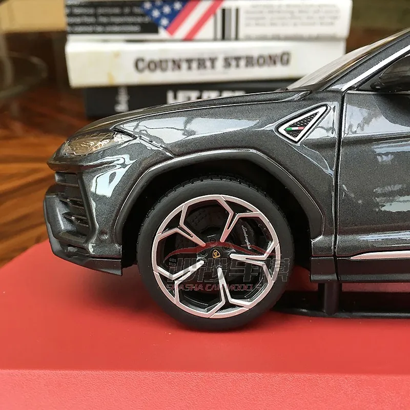 Литой металл 1/20 супер Урус Suv Настольный дисплей Коллекция Модель игрушки для детей