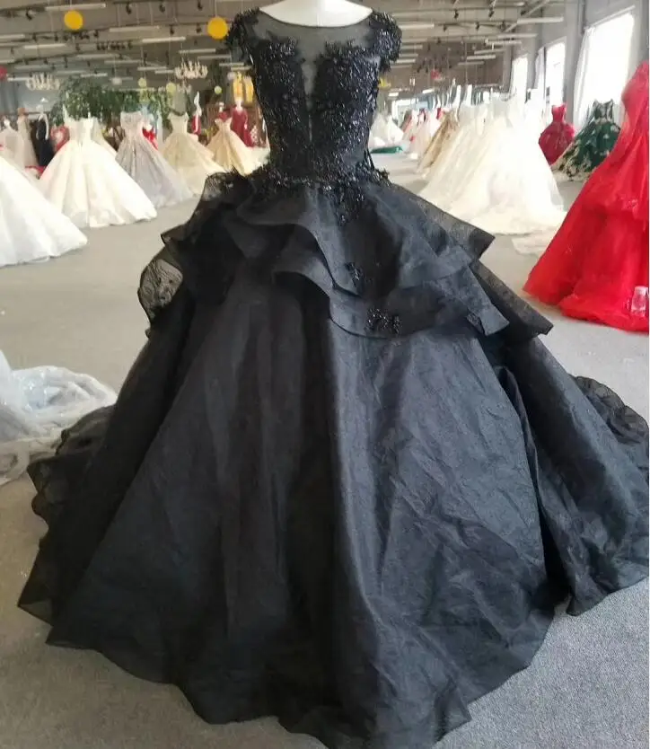 

Gothic Ball Gown Black Evening Dresses 2019 Illusion Sheer Back Tiered SKirt Taffeta Long Pageant Dress Dubai