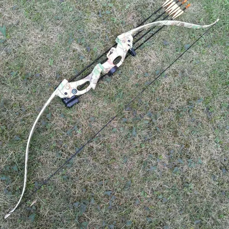 mão direita usuário tiro com arco de caça