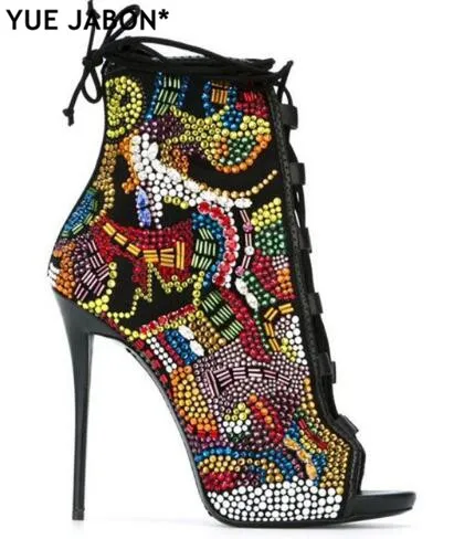 YUE JABON Cut out Crystal Covered Comic Open Toe Booties High Heels mit Briefmarken | Comic shoes & flip flops