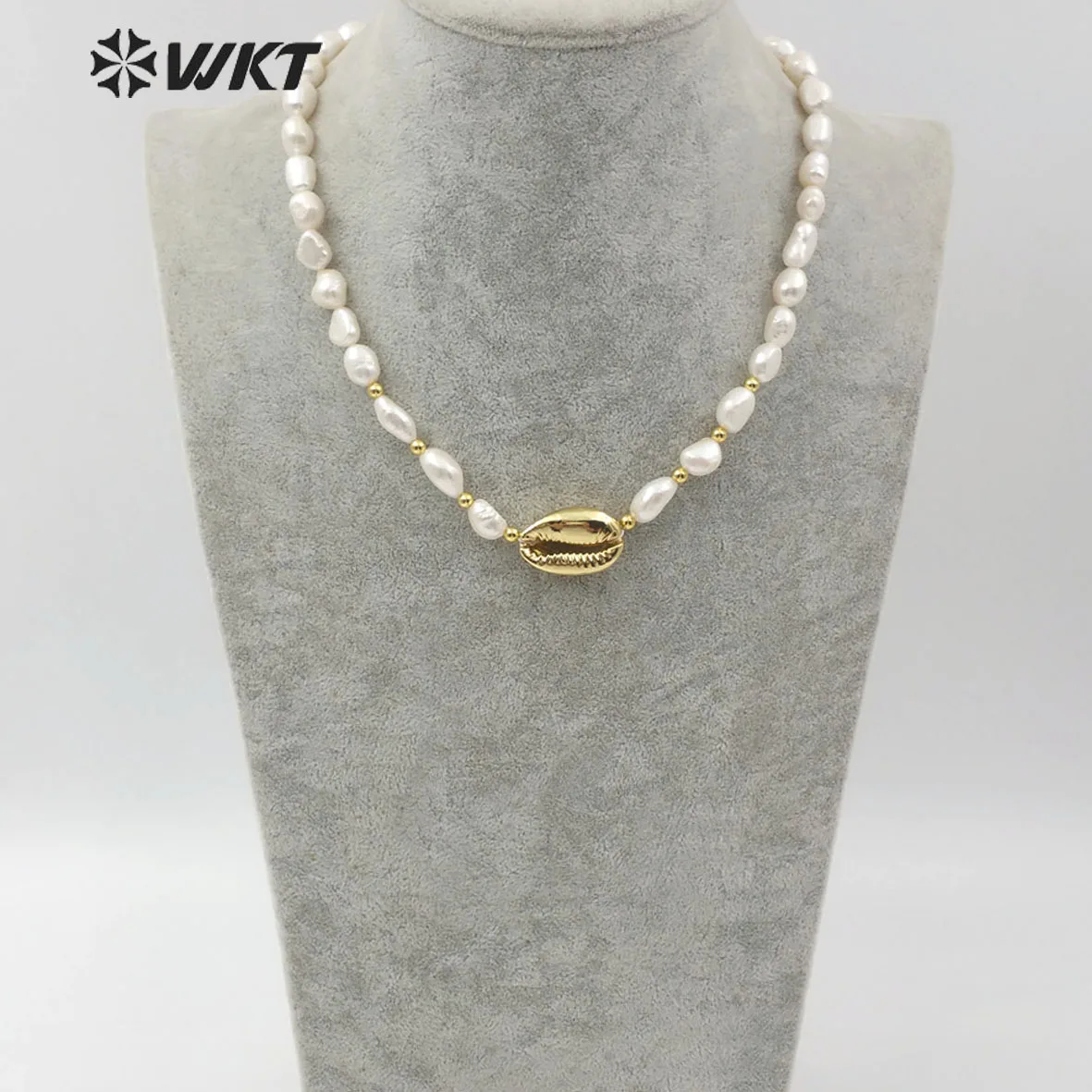 

WT-JN089 Natural Cowrie Shell Pendant with Freshwater Pearl Chain Necklace Sea Shell Wedding Necklace Jewelry