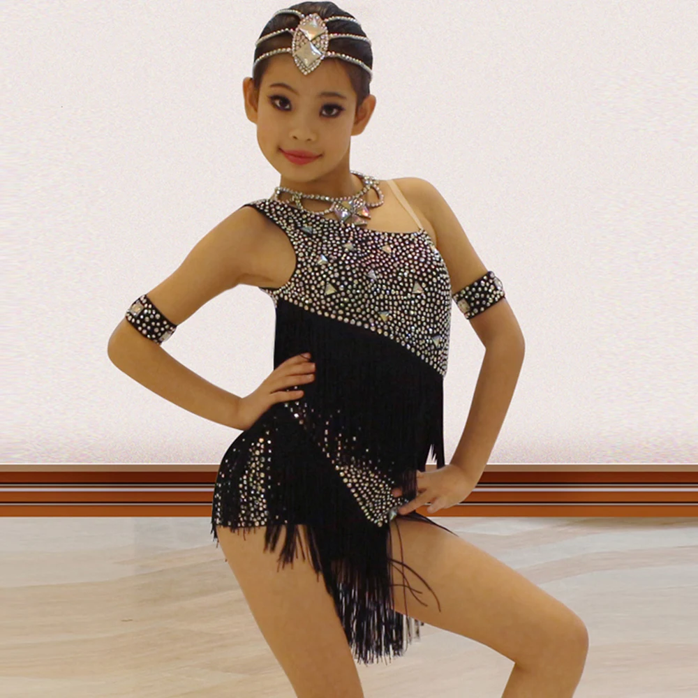 Испанское платье для девочки. Платье латина для девочек. Платье для латиноамериканских танцев с бахромой. Платья для румба самба. Наряды для танцев.