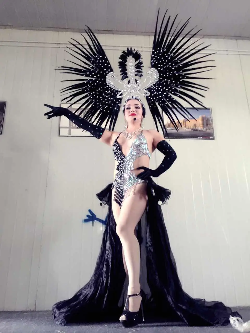 

Latin dance Samba accessories Fashion exquisite headdress feathers Delicate dance shows accessories Samba clothing