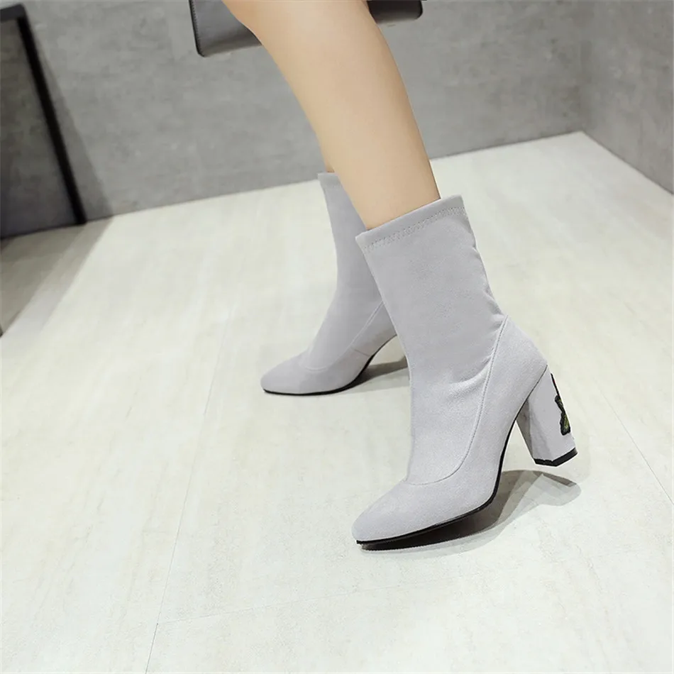 Odetina/Новинка; модные ботинки с цветочной вышивкой; женские пикантные ботинки с острым носком на высоком каблуке; женские ботинки из флока до