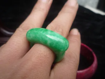 

Natural jade dragon jade BanZhi dry green iron saddle ring pull Yang green ring