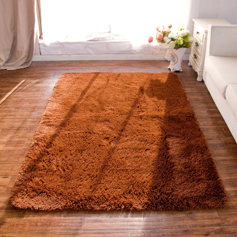 Стильные ковры в гостиную своими руками. Стильные ковры в интерьере. Ковры в гостиную современные. Ковры для гостиной. Коричневый ковер в интерьере.