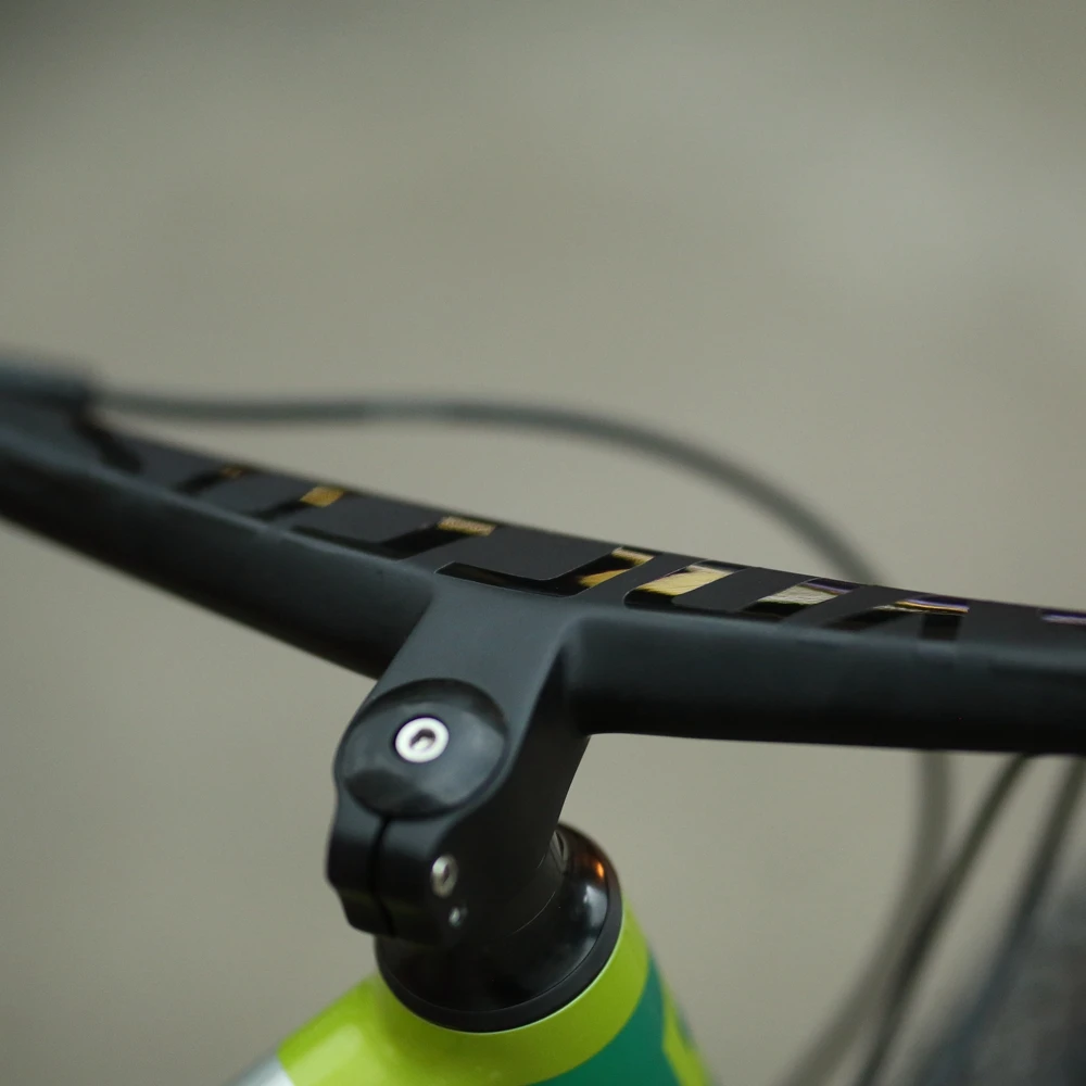 Racework xx1 изготовлен из карбона что обеспечивает ему действительно гладкую