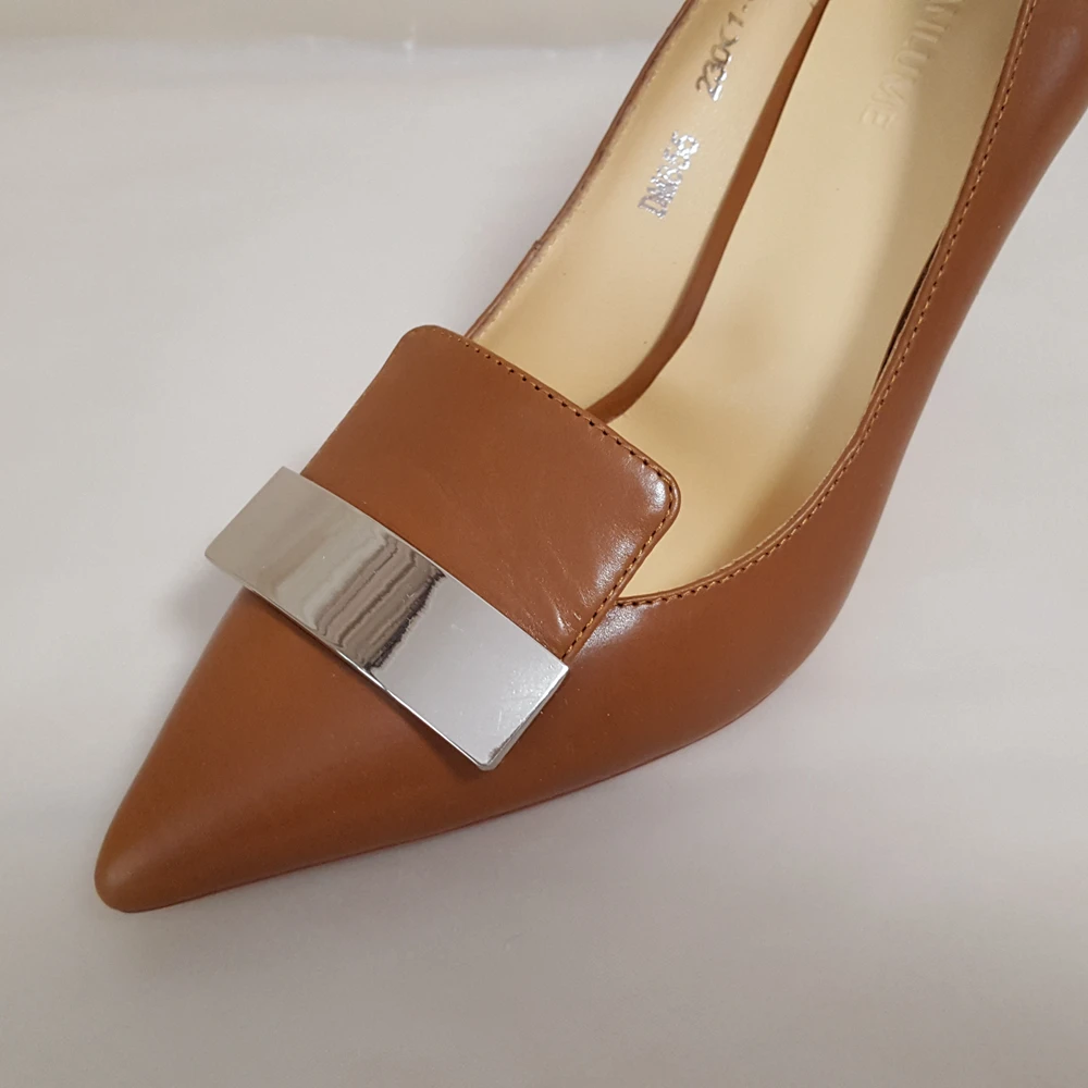 SANLUME/Женская обувь наивысшего качества; Коллекция года; натуральная кожа; Высокий каблук; коричневый цвет; металлические украшения; тонкий каблук; пикантная обувь; внутри овечья кожа
