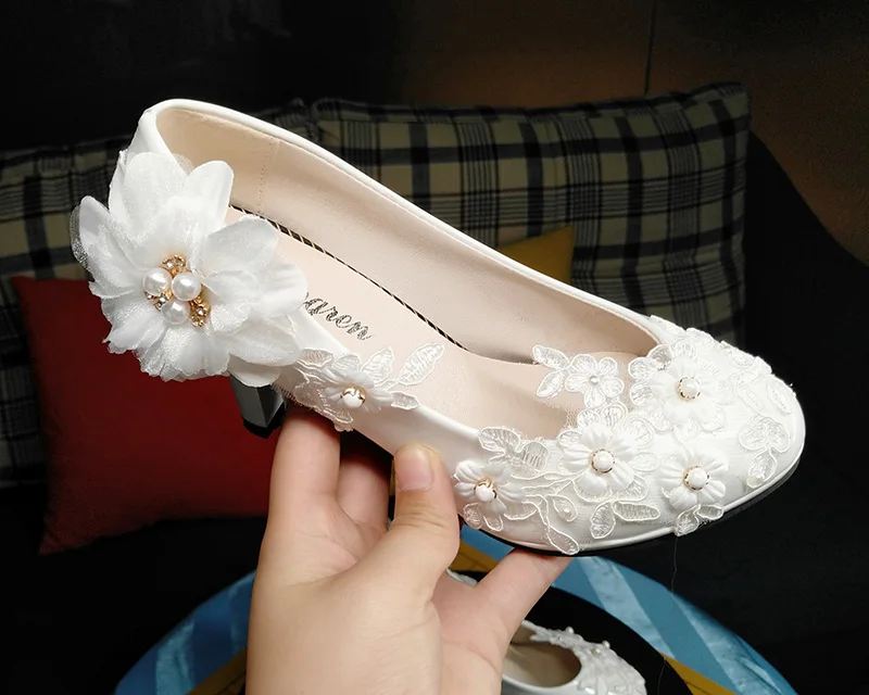 Классические белые свадебные туфли с кружевными цветами; женские туфли-лодочки на высоком каблуке; коллекция года; свадебные туфли на низком каблуке; женская обувь; большие размеры 41, 42