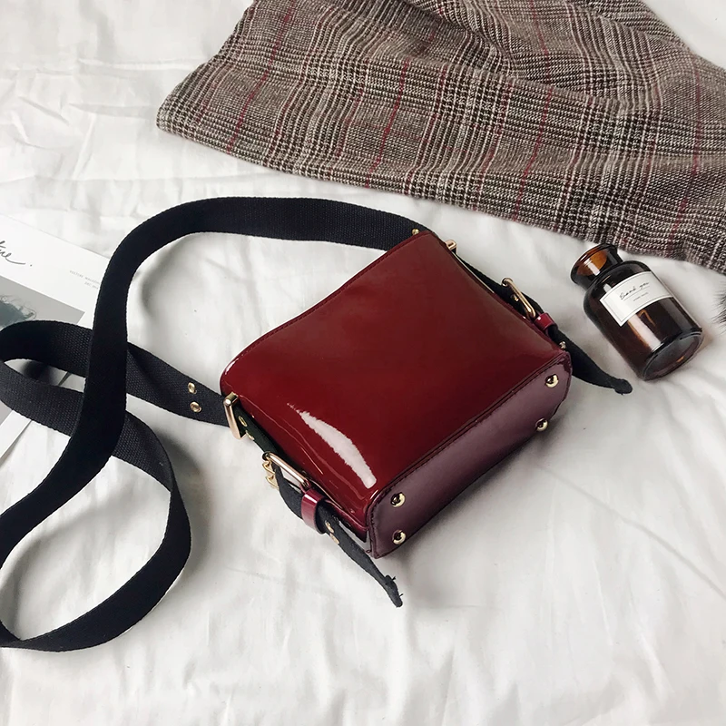 

BENVICHED Ladies' pu bucket bag 2019 new spring fashion Patent leather black Inclined single shoulder bag small square bag c338