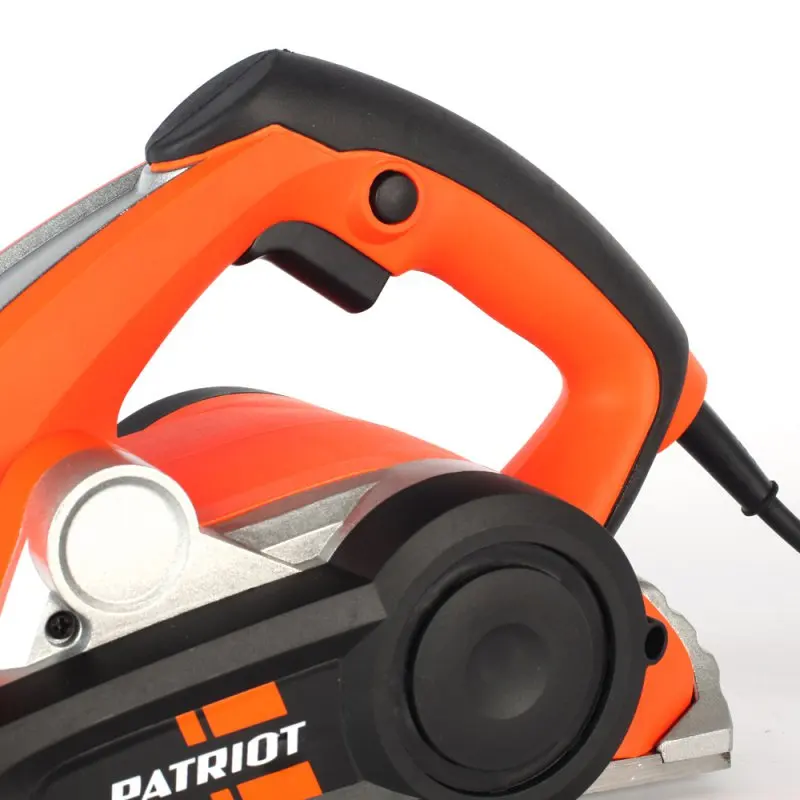 Рубанок электрический PATRIOT PL 110 (Мощность 1200 Вт, число оборотов 15000 об/мин, макс.ширина строгания 110 мм, макс.глубина строгания 3.5 мм, станина для стационарной работы)